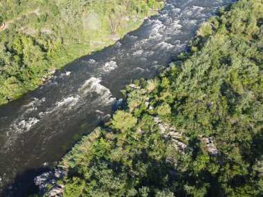 Güney Böceği 'nde resim gibi nehir akıntısı var. Nehrin hızlı akışı kayalık arazi üzerinde, kuş bakışı manzara.