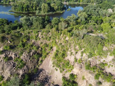 Kayalık arazi seyrek bitki örtüsü ve hava manzarası ile kaplandı. Kuş bakışı yaz manzarası.