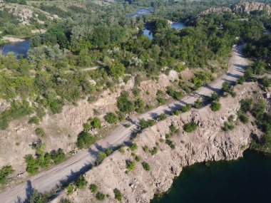 Kayalık arazi seyrek bitki örtüsü ve hava manzarası ile kaplandı. Kuş bakışı yaz manzarası.