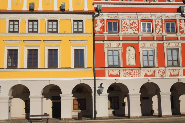 在波兰萨莫什具有历史意义的大市场广场上的五彩斑斓的建筑景观 照片拍摄于阳光明媚的冬日 — 图库照片