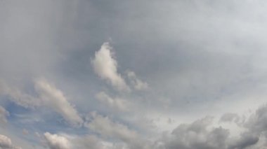 Gökyüzü gri bulutlarla kaplı, zaman akıp gidiyor..