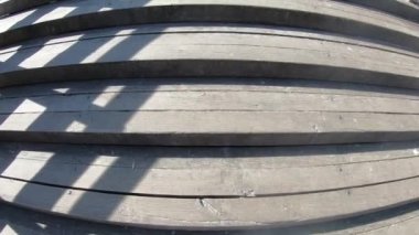 Tahta basamaklara tırmanmak, ağır çekim, birinci şahıs görüşü, balık gözü lensi.