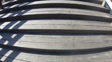 Tahta basamaklara tırmanmak, ağır çekim, birinci şahıs görüşü, balık gözü lensi.