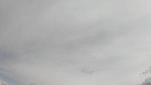 Hemel Bedekt Met Een Waas Van Grijze Wolken Time Lapse — Stockvideo