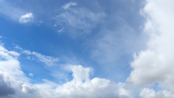 Nubes Densas Cúmulos Contra Cielo Azul Claro Buen Tiempo Lapso — Vídeos de Stock