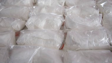 Beyaz tozla dolu saydam keseler. Küçük keselerde beyaz toz paketlenmiş..
