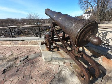 Chernigov 'daki bir surda eski bir topçu birliği..