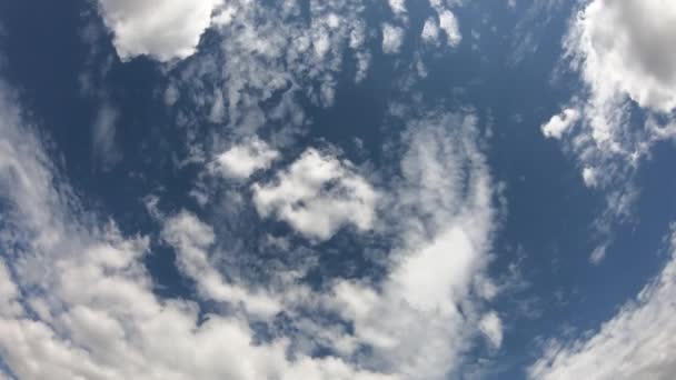 Witte Cumulus Wolken Tegen Een Blauwe Lucht Timelapse Van Bewolkte — Stockvideo