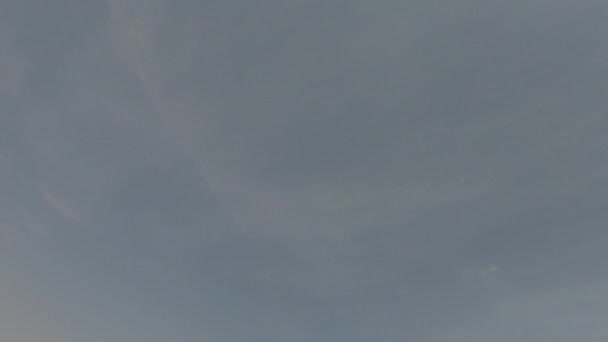 Біла Туманність Повільно Рухається Сірому Небу Тімелапс Неба — стокове відео