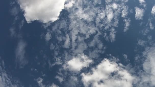 Witte Cumulus Wolken Tegen Een Blauwe Lucht Timelapse Van Bewolkte — Stockvideo