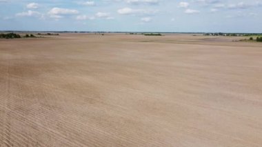 Tarım tarlaları ektim. Geniş tarım arazisi, hava manzarası, manzara. Saban.