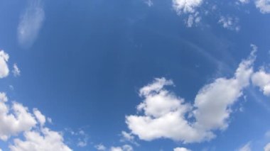 Mavi gökyüzüne karşı beyaz kümülüs bulutları. Bulutlu gökyüzünün zamanı.