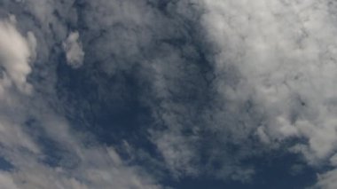 Gökyüzü bulutlarla kaplı. Yüksek bulutluluk, bulutlu hava, hızlandırılmış zaman.