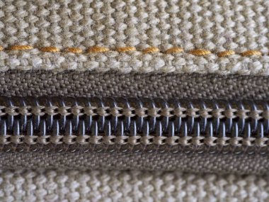 Fermuar, fermuar, fermuar, fermuar, fermuar veya fermuar açıcı, genellikle kumaşın kenarlarını bağlamak için kullanılan bir cihazdır. Yakın plan..