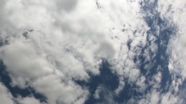 Gökyüzü bulutlarla kaplı. Yüksek bulutluluk, bulutlu hava, hızlandırılmış zaman.