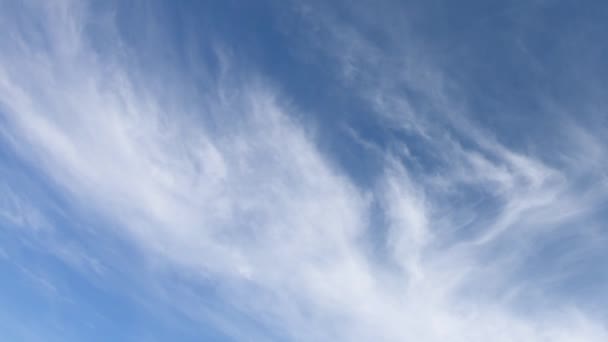 Dunne Cirrus Wolken Aan Blauwe Hemel Time Lapse Bewolkte Hemel — Stockvideo