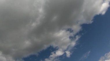 Gökyüzü bulutlarla kaplı. Yüksek bulutluluk, bulutlu hava, hızlandırılmış zaman.