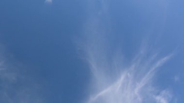 Mavi gökyüzünde ince sirrus bulutları, hızlandırılmış zaman. Bulutlu gökyüzü videosu.