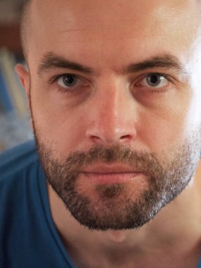 Beyaz bir adamın bakışları. Portre, yakın plan. Yüzünde sakalı olan bir adam.