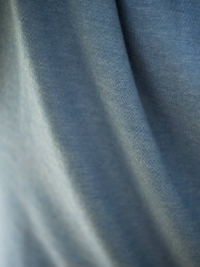 Gri katlanmış kumaş, yakın plan. Kumaş dokusu. Kumaş katlanır.