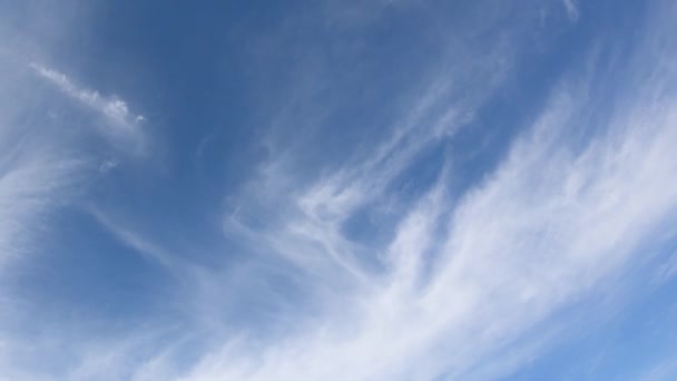 Dunne Cirrus Wolken Aan Blauwe Hemel Time Lapse Bewolkte Hemel — Stockvideo