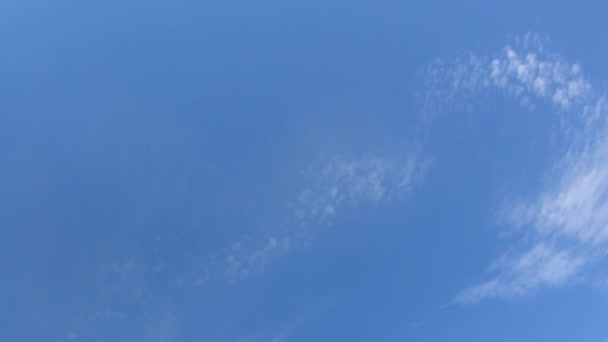 蓝天中薄薄的卷云 时光流逝 多云天空录像 — 图库视频影像