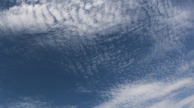 Mavi gökyüzünde ince sirrus bulutları, hızlandırılmış zaman. Bulutlu gökyüzü videosu.