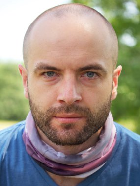 Beyaz bir adamın bakışları. Portre, yakın plan. Yüzünde sakalı olan bir adam.