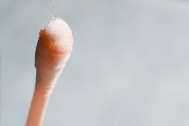 Pamuklu çubukta kulak kiri, makro fotoğraf. Kulak kiri ya da serumen (İngilizce: 