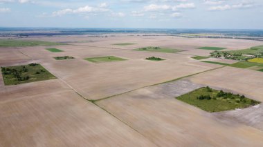Geniş, tarımsal tarlalar, hava manzarası. Tarıma elverişli alanlar arasında küçük yeşil bahçeler.