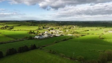 Batı Cork, İrlanda, 3 Mayıs 2025. İrlanda 'nın kırsal kesiminin güzelliğini tecrübe edin. Resimli çiftlikler, yuvarlanan tepeler ve nefes kesici güneşli tarlalar keşfedin..