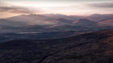 Ebedi güzellik, berrak gökyüzünün altındaki İrlanda dağları. Bu unutulmaz manzaranın dinginliğini ve engebeli cazibesini hissedin. Çeşitli projeler için uygun.
