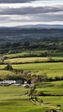 Bulutlu bir günde, İrlanda 'nın West Cork kentindeki yeşil tarlaların ve kırsal alanların manzarası.
