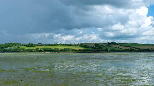 Ağır bir gökyüzünün altında sakin bir koy..