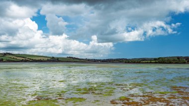 Bulutlar su yüzeyine hafifçe yansıyor.