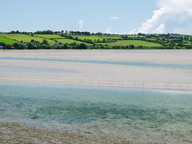 Kırsal cazibe, kıyı güzelliğiyle harmanlanır. Renklerin ahenkli bir zıtlığını sergiler..