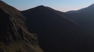 Uzaktaki katmanlı dağların manzarası.