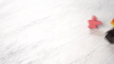 Çocuklar için eğitici bir oyunun parlak renkli figürleri tahta tahtaya düşer. Çeşitlilik ve bireysellik kavramı