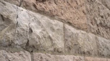 Bir binanın duvarında çatlak var.