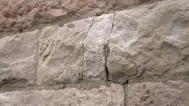 Parede Pedra Rachada Prédio Abandonado Perto Defeitos Construção — Vídeo de Stock