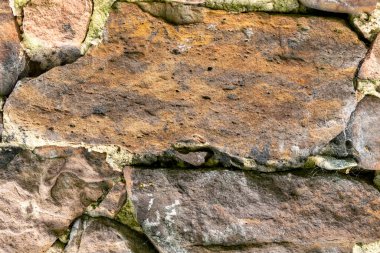 Terk edilmiş bir evin eski hasarlı kaya duvarı soyut arka plan için yakın plan