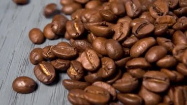 Kahve çekirdeklerini kapatın. Makro. Grunge ahşap bir yüzeyde. Doli Vuruşu