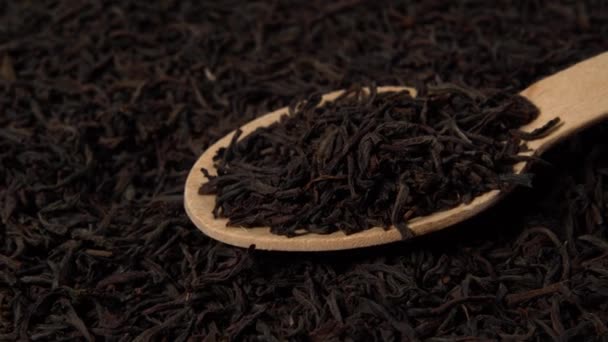 Zbliżenie Czarnych Liści Herbaty Wylewanych Drewnianej Łyżki Angielskie Śniadanie — Wideo stockowe