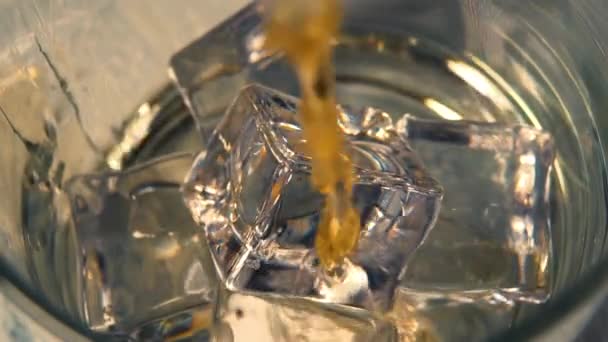 Buzlu Bir Bardağa Viski Dökmek Makro Atış Döndürme Yavaş Çekim — Stok video