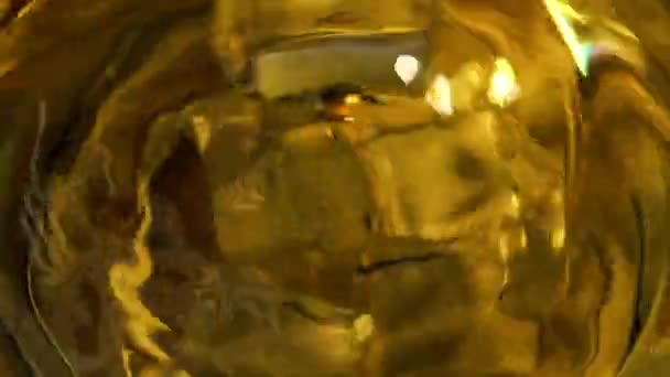 Bir Bardak Altın Viskinin Içinde Dönen Buz Küpleri Makro Atış — Stok video