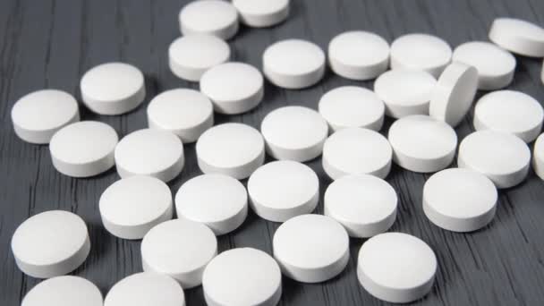 Punhado Comprimidos Brancos Fecham Superfície Madeira Macro — Vídeo de Stock