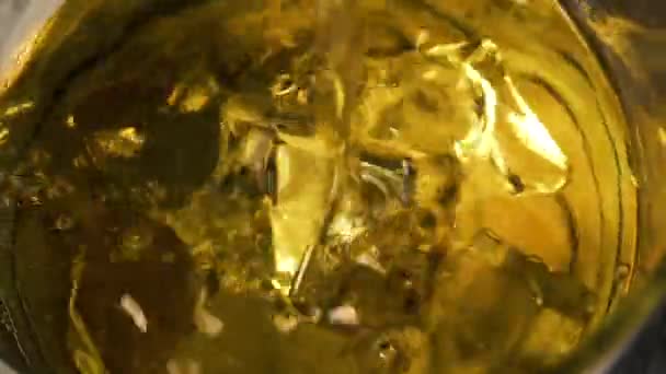 Buzun Üzerine Viski Dökmek Altın Akıntısı Makro Atış Yavaş Çekim — Stok video
