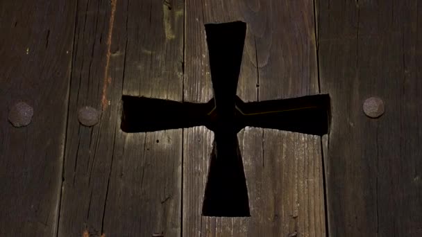 Náboženský Kříž Tvaru Otvoru Starověké Dřevěné Kostelní Okenice Zavřít — Stock video