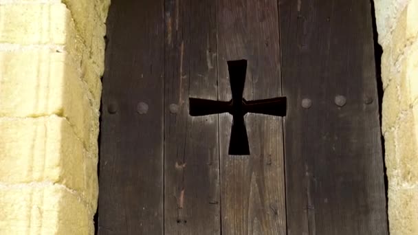 Staré Dřevěné Okenice Vyřezávaným Křížem Zblízka Kamenná Zeď Starobylého Kostela — Stock video