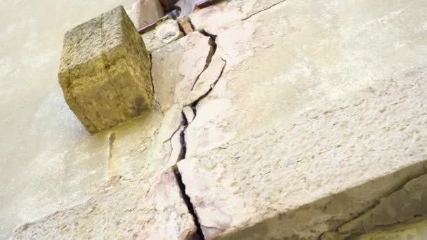 Muro Danneggiato Crollato Una Vecchia Casa Primo Piano Con Crepa — Video Stock